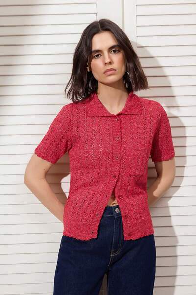 Trendyol Kollektion Rote, geknöpfte Strickbluse aus Baumwollmischung TWOSS26B...