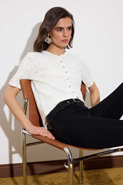 ترينديول كوليكشن بلوزة تريكو برقبة دائرية إكرو بنقشة زهور و ذو ملمس بارز إصدا...