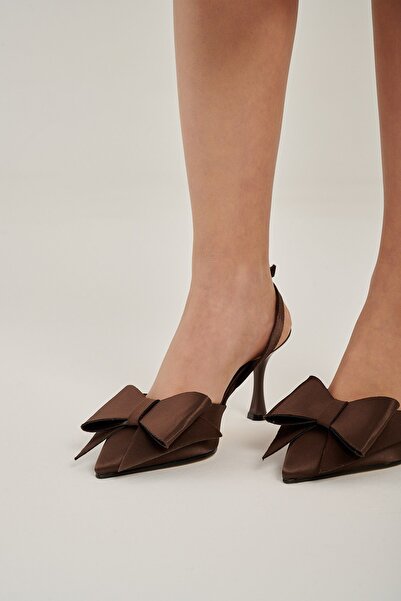 Modezya حذاء إلينا نسائي بكعب عالٍ مزين بفيونكة من الساتان البني وحزام خلفي