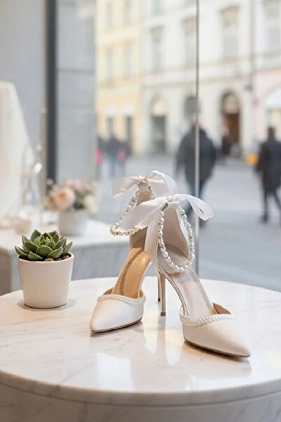 Famels Обувки с тънък ток 9 см, с перлена украса на глезена и отпред, от бяла...