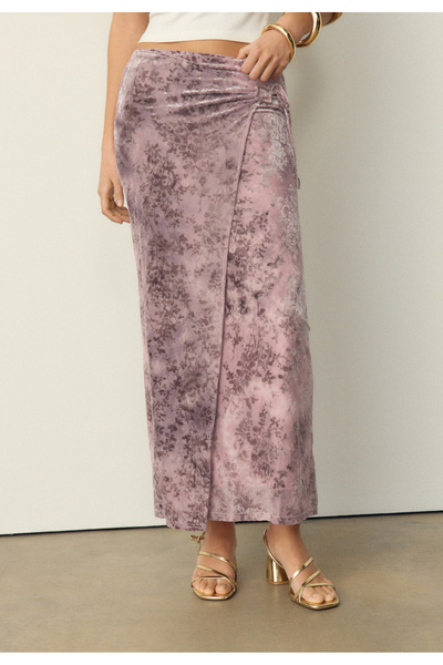 Stradivarius تنورة ميدي مخملية