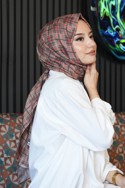 AFVENTE Кафяв памучен шал с леки геометрични шарки