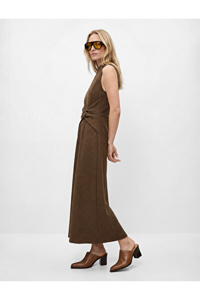 Koton Bürümcük Kumaş Slim Fit Dik Yaka Kolsuz Düğüm Detaylı Kareli Midi Elbise