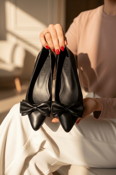 DİVOLYA Naomi Siyah Çift Fiyonklu Kısa Topuklu (1,5 cm) Sivri Burun Günlük Babet