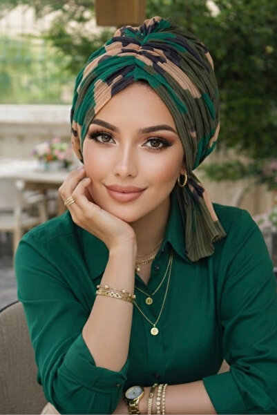 Aişe tesettür Σμαραγδένιο καπέλο με πλισέ πόρπη με καμουφλάζ