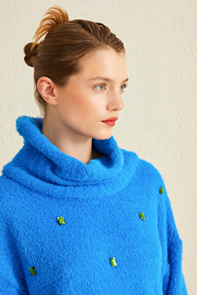 Jus De Pommes SAKS MAVİ PELÜŞ DİK DEGAJE YAKA ÖNÜ TAŞLI KADIN BLUZ
