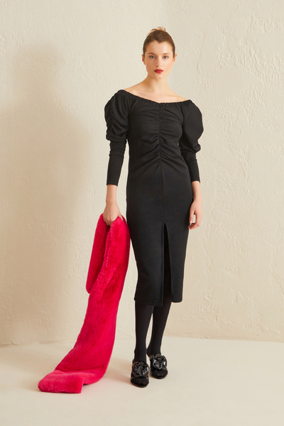 Jus De Pommes SİYAH BALON KOLLU BÜZGÜLÜ MİDİ BOY ELBİSE