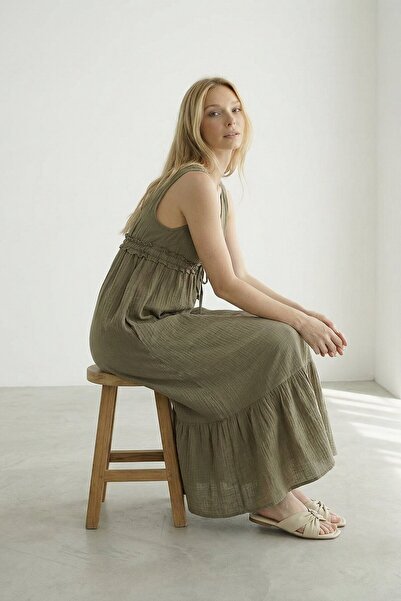 VAGGON Φόρεμα μουσελίνας με λεπτομέρεια με βολάν με λαιμόκοψη σε σχήμα V