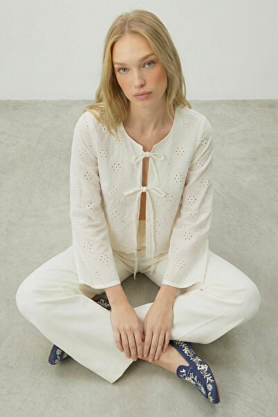 VAGGON Ισπανική μπλούζα με λεπτομέρεια με κορδόνια με κεντημένη λευκή δαντέλα