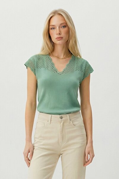 VAGGON Зелена блуза с V-образно деколте и шнуровка, изработена от сезонна пле...