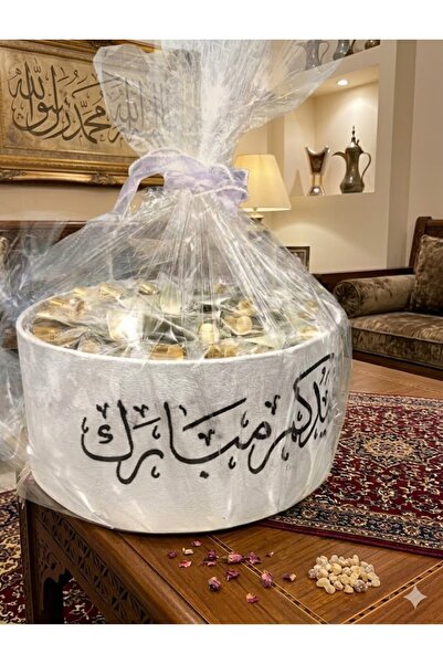GIFT توزيعات العيد صينيه بعباره للعيد مع 12 قطعه من التوزيعات الجلد مع المسك ...