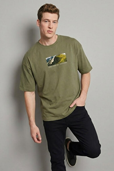 COMBİNE MİCHAİL Ανδρικό μπλουζάκι χακί με στάμπα Landscape Oversize