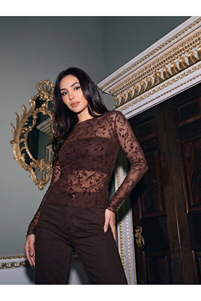 DAME بلوزة نسائية شفافة بياقة قارب من التول بتصميم مطبوع