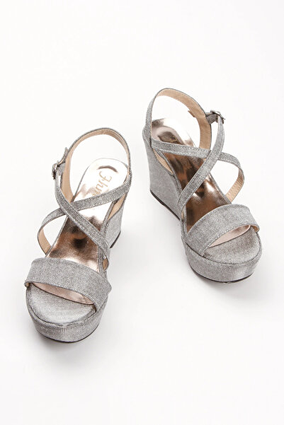 Miss Mitto حذاء نسائي صيفي بلاتينيوم لامع - نعل مبطن مفتوح من الخلف وحزام متقاطع