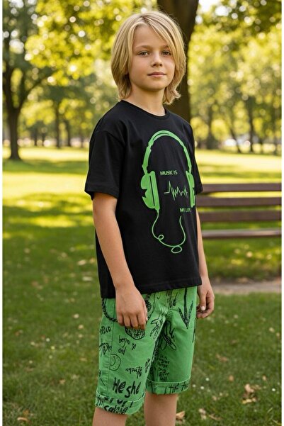 Hilal Akıncı Kids Момчешки слушалки, черна тениска с принт, дънки с верижен п...