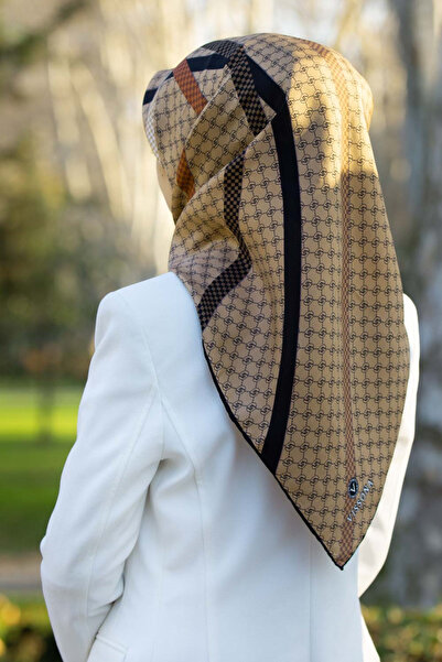 57% SILK 43% VISCOSE Twill Silk Monogram And Ribbon Pattern Beige - Black Color 90x90 Scarf Sewing Shape