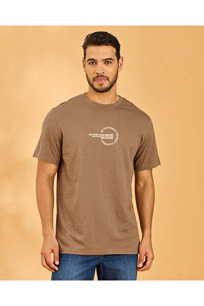 REDTAG تيشيرت رجالي بيج اللون بطبعة مميزة