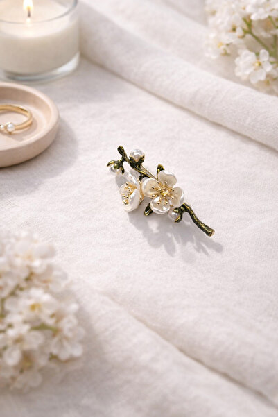 İZEV Yeşil Dalda Çiçek Figürlü Broş