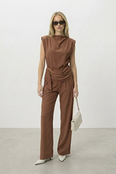 VAGGON Buckle-Decorated Sleeveless Blouse