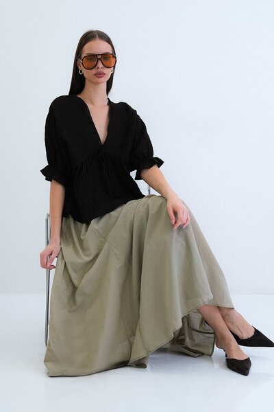 VAGGON V-Neck Ruffle Blouse