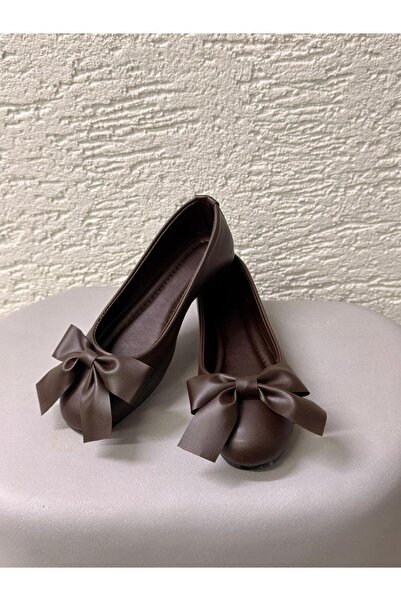 Beyond Γυναικείες δερμάτινες μπαλαρίνες με καφέ φιόγκο και λεπτομέρειες 1 εκ....