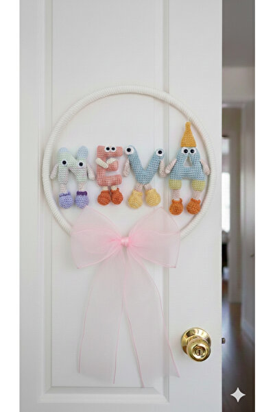 NEVAMATÖLYE İsimli Amigurumi Örgü Bebek Odası Kapı Süsü - Pembe Fiyonklu Kasn...