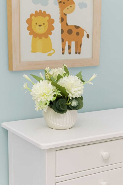 SAKLI ATÖLYEM Dekoratif Krem & Yeşil Yapay Çiçek Aranjmanı – Mermertozu Vazod...