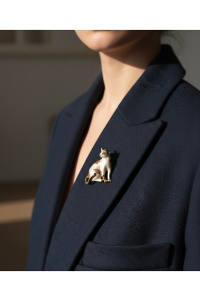 Hiis Store Beyaz Mine İşlemeli Kedi Figürlü Gold Detaylı Kadın Broş