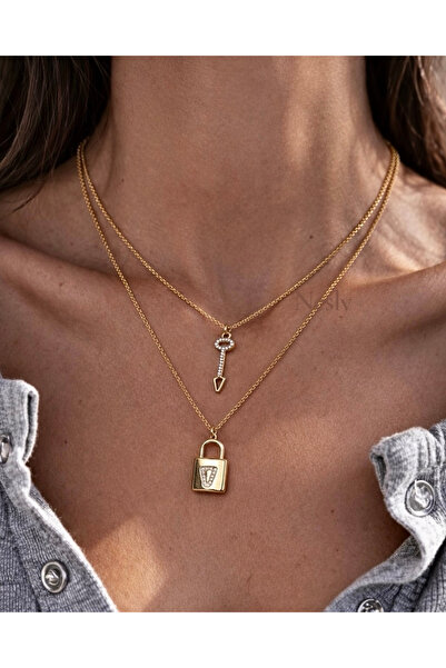 neslyaccessories Double y model key and lock detailed necklace-gold