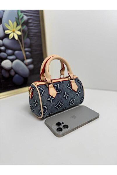 GENERAL A women's Clutch Bag with a stylish and modern design.