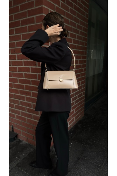 YAKOBAG Classy Women's Hand and Shoulder Bag – Lockable with Flap Closure