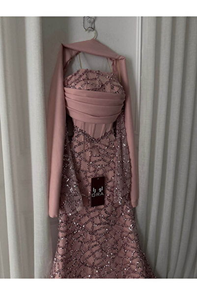 Ora Lian's pink dress