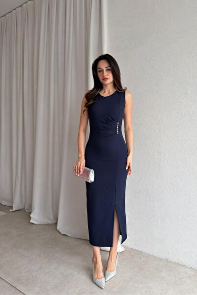 MOZENA Sıfır Kol Aksesuar Detaylı Yırtmaçlı Midi Elbise