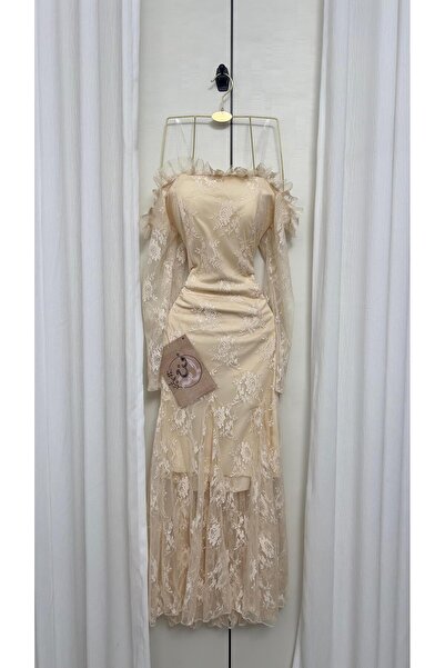 TREC CHIC Soft Lace midi dress with a revealing neckline