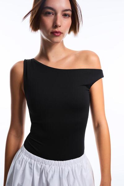 Bershka Asimetrik büzgülü askılı body