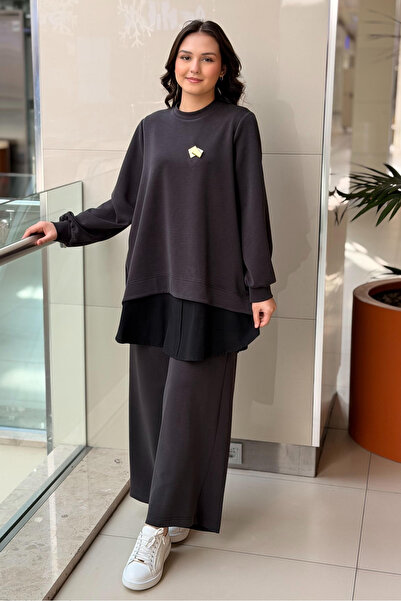 Nurcan Çetin Yanları Fermuar Deatylı Broşlu Tunik Pantolon Takım