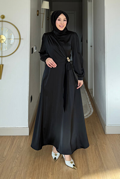 Tesettür Diyarı Lizan Broşlu Yandan Bağlamalı Saten Tesettür Abiye- Siyah