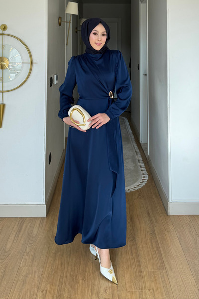 Tesettür Diyarı Rochie de seară din satin cu broșă Lizan cu legare în lateral...