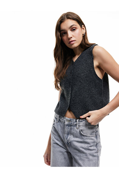 Koton Buttoned V-Neck Slim Fit Sleeveless Knitwear Vest