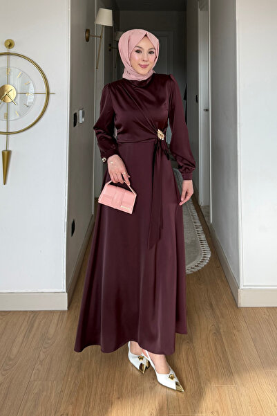 Tesettür Diyarı Rochie de seară din satin cu broșă Lizan cu legare în lateral...