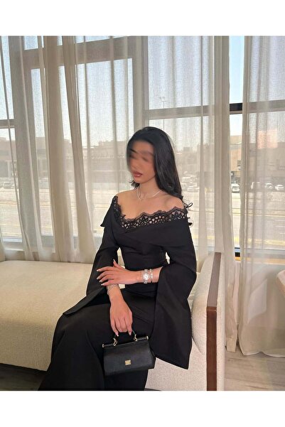 FASHION A luxurious black evening dress, featuring an off-the-shoulder Lace c...