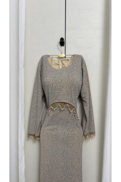 MİLA FASHİON A luxurious evening dress with cascading beads and a modern cut.