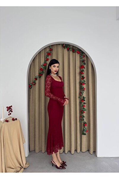 ETİKAFASHION A uniquely designed, modern dress with long sleeves and lace det...