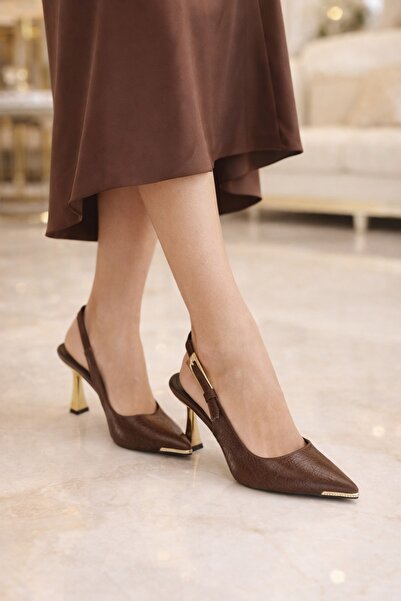 Peta Ženske zlatne cipele sa kamenim detaljima na prstima Cipele sa štiklom