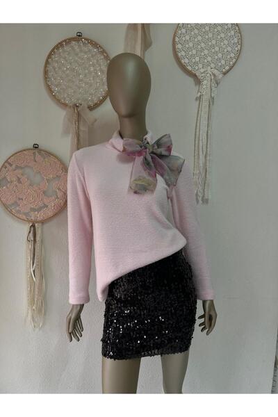 Eline Pembe Triko Kadın fularlı Kazak