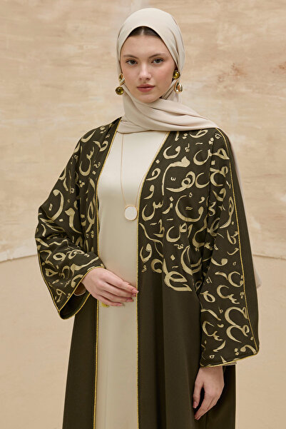 ViadelAtelier Kaligrafik Desenli Üst Form Omuz ve Kol Biyeli Uzun Haki Abaya