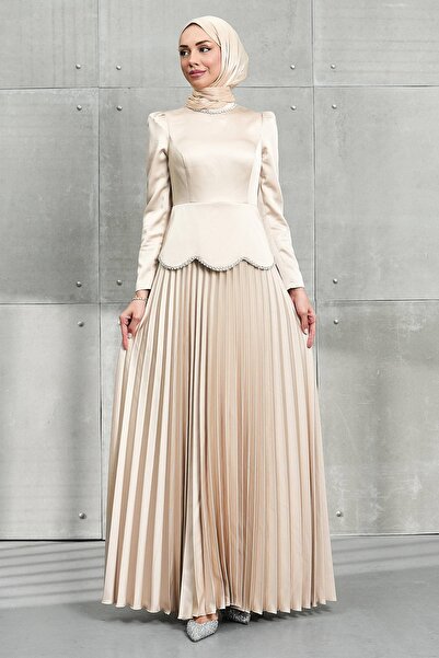 İmajButik Rochie de seară din satin bej Beli cu pietre aplicate cu fustă cu p...