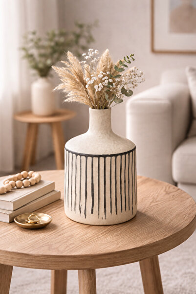 N.zone Beige ceramic vase with modern black lines and an elegant neck – moder...
