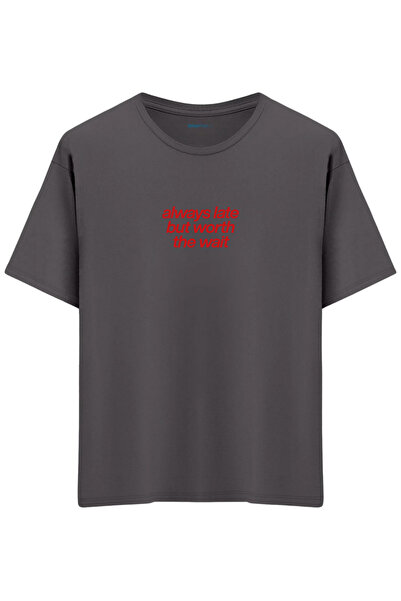 BetterThanCo Πάντα Αργά Έρχεταις με τύπωμα Bisiklet Yaka oversized T-shirt