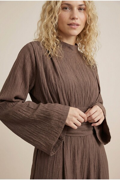 NEFESSE Pilise Detaylı Dik Yaka Cepli Kemerli Çilek Tulum